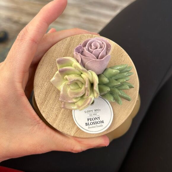 New LOFT No 7 Peony Blossom Candle With Succulent/Rose Top - Picture 2 of 7